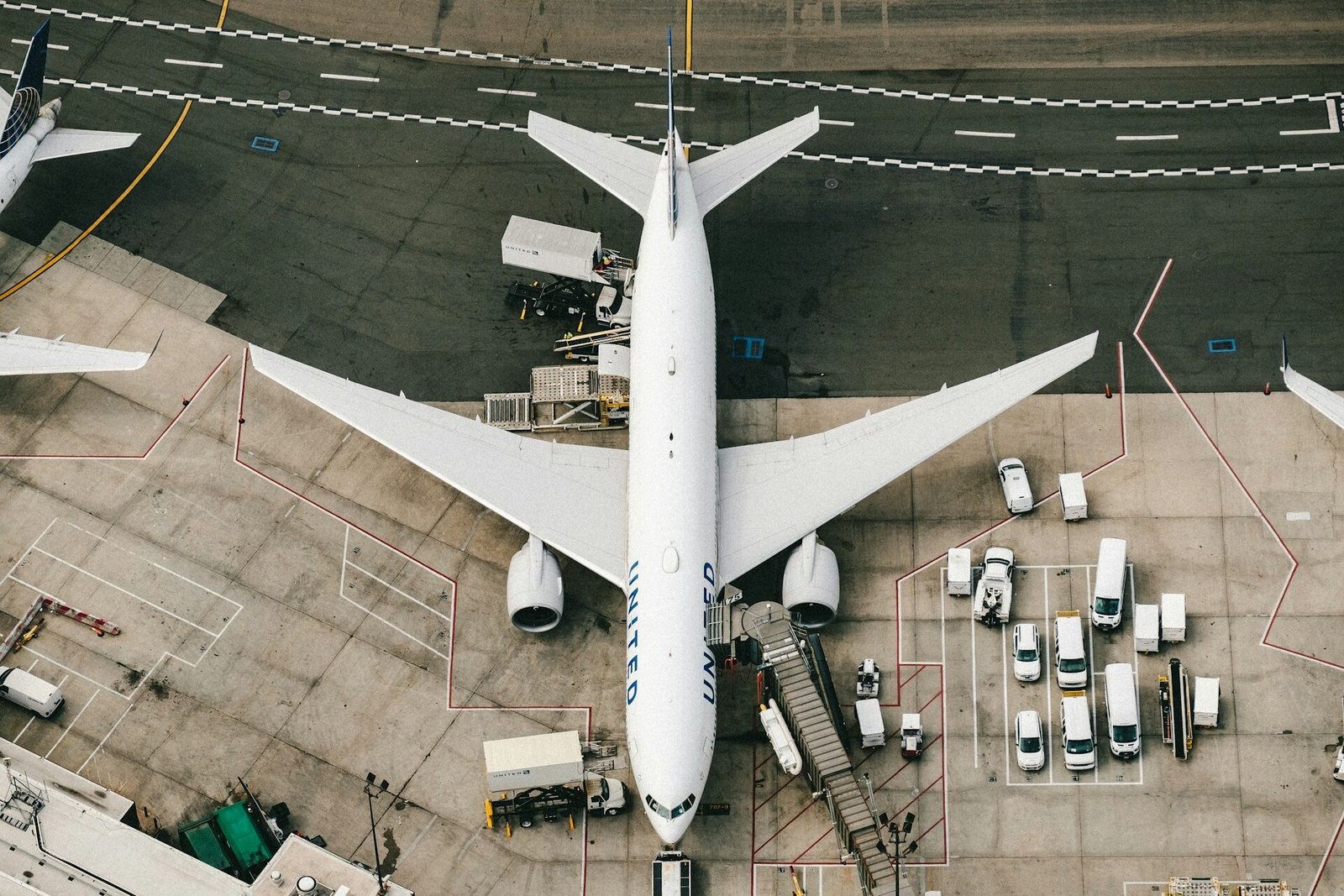 chris-leipelt- Boeing 777-unsplash