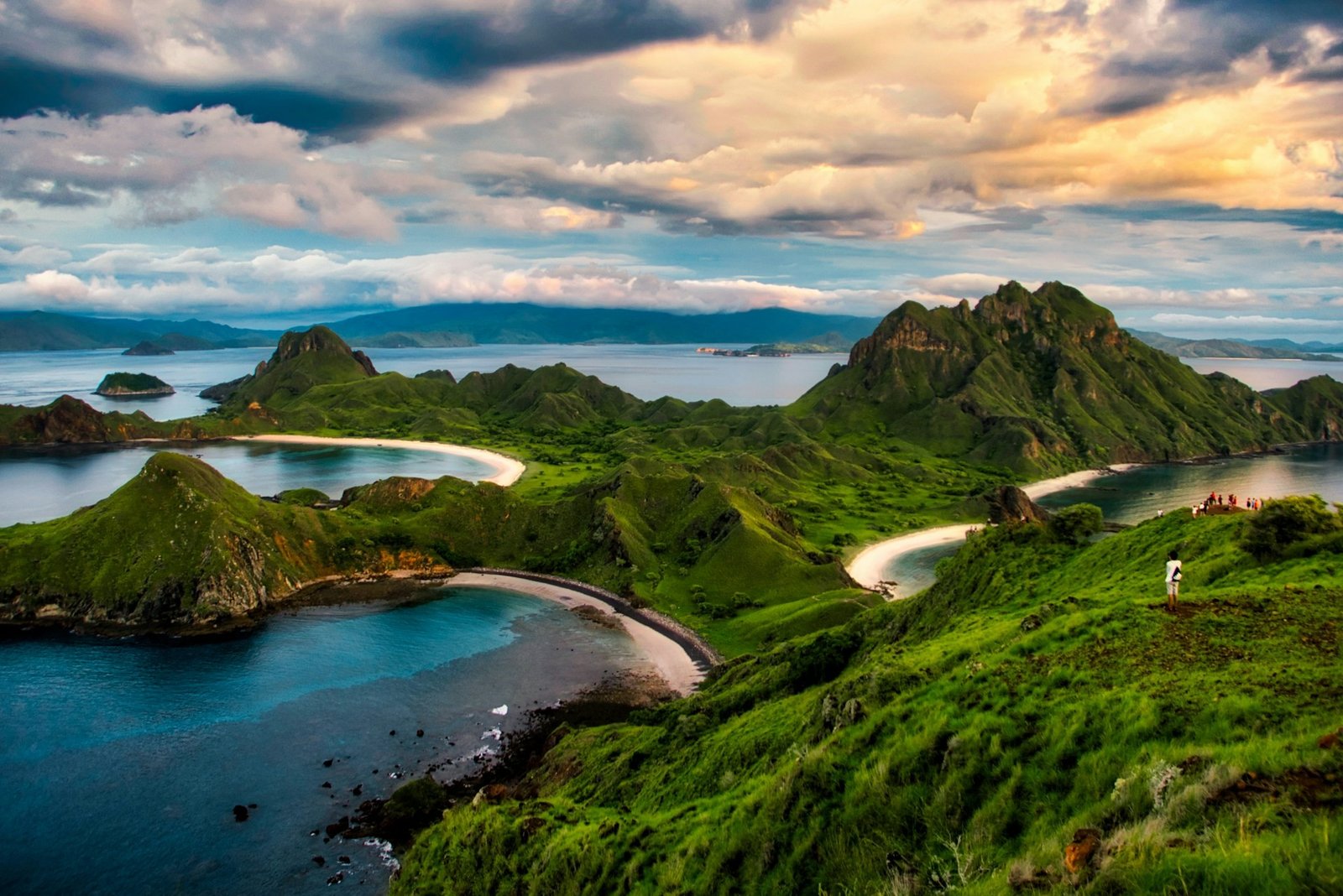 fajruddin-mudzakkir-Padar Island–unsplash