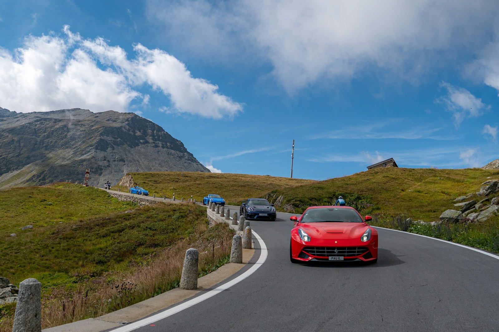 Ferrari, Lamborghini και Porsche ανεβαίνουν εδώ για μία φωτογραφία
