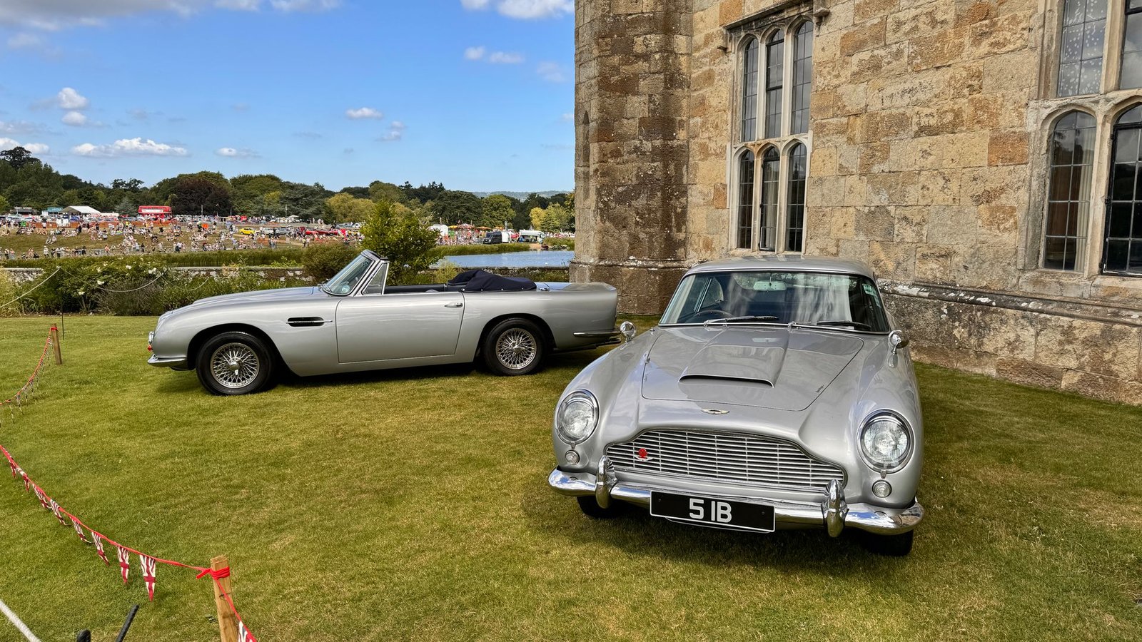 pexels-stephan-Aston Martin DB5