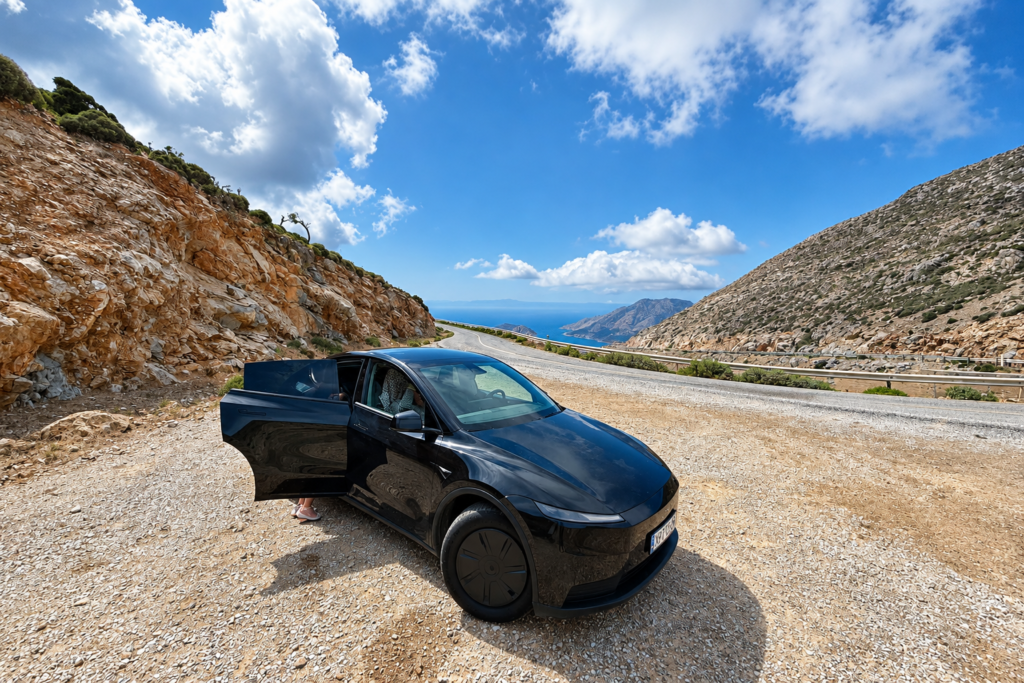 4 ΝΗΣΙΑ, 1 ΜΗΝΑΣ, 1 TESLA MODEL Y – ΤΟ FATSABOOK ΓΥΡΙΣΕ ΤΙΣ ΚΥΚΛΑΔΕΣ ΗΛΕΚΤΡΙΚΑ