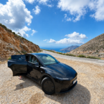 4 ΝΗΣΙΑ, 1 ΜΗΝΑΣ, 1 TESLA MODEL Y – ΤΟ FATSABOOK ΓΥΡΙΣΕ ΤΙΣ ΚΥΚΛΑΔΕΣ ΗΛΕΚΤΡΙΚΑ