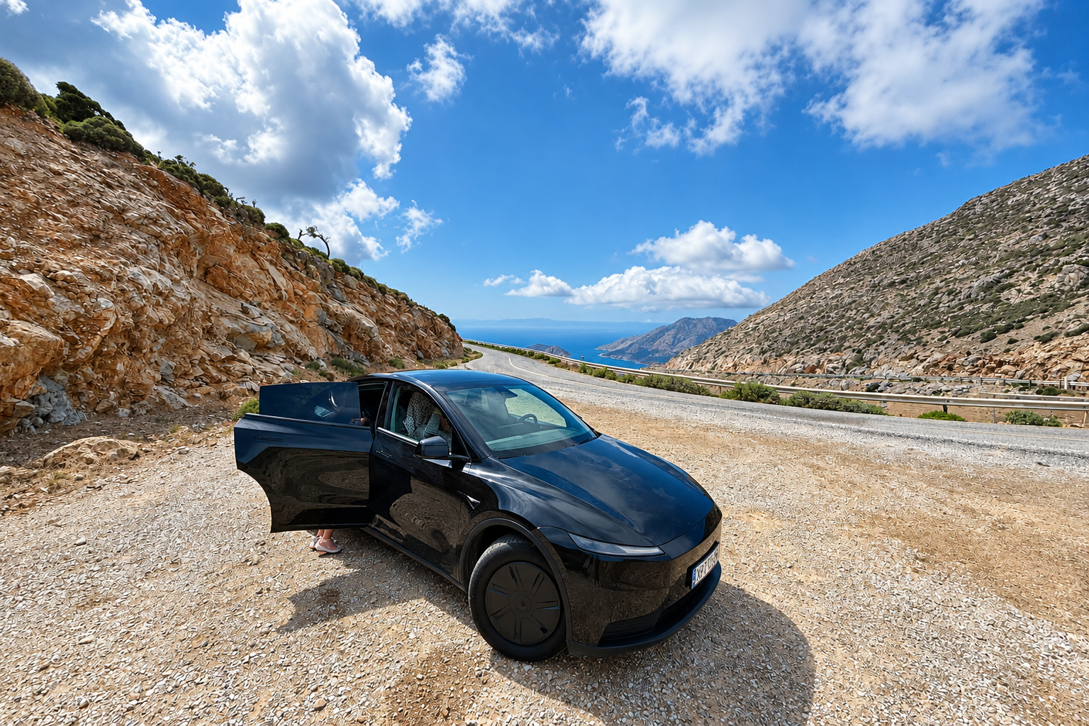 4 ΝΗΣΙΑ, 1 ΜΗΝΑΣ, 1 TESLA MODEL Y – ΤΟ FATSABOOK ΓΥΡΙΣΕ ΤΙΣ ΚΥΚΛΑΔΕΣ ΗΛΕΚΤΡΙΚΑ