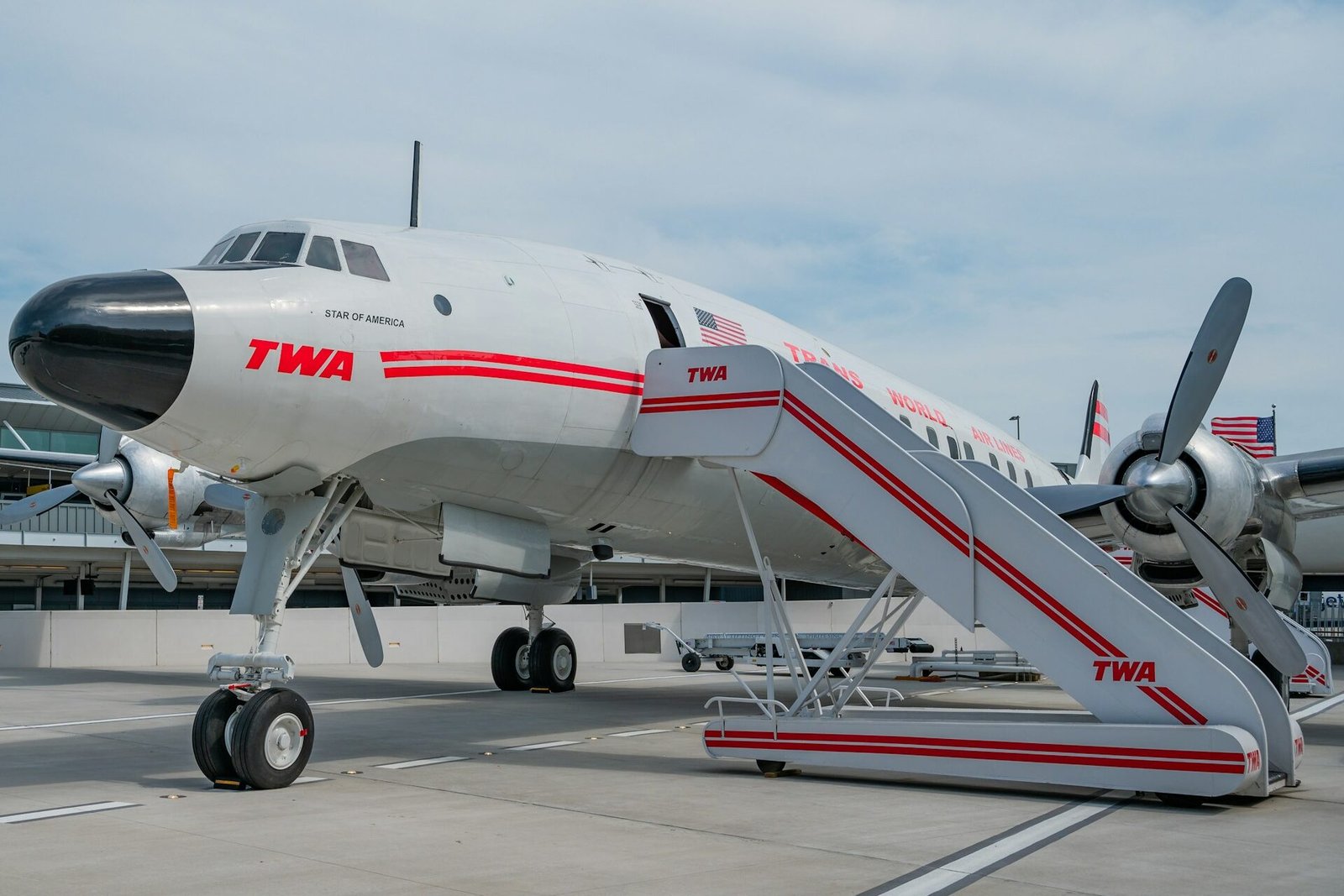 the-blowup-Lockheed Constellation-unsplash