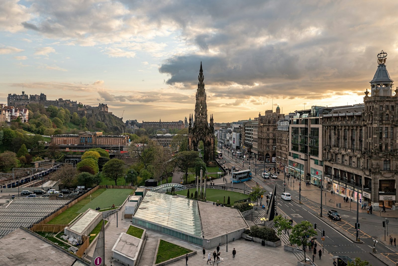 alex-tai-M9-edinburgh-unsplash