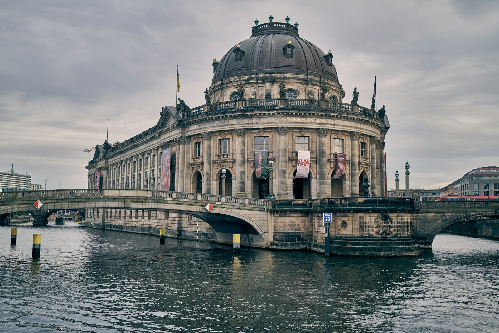 alexander-van-steenberge-berlin-unsplash