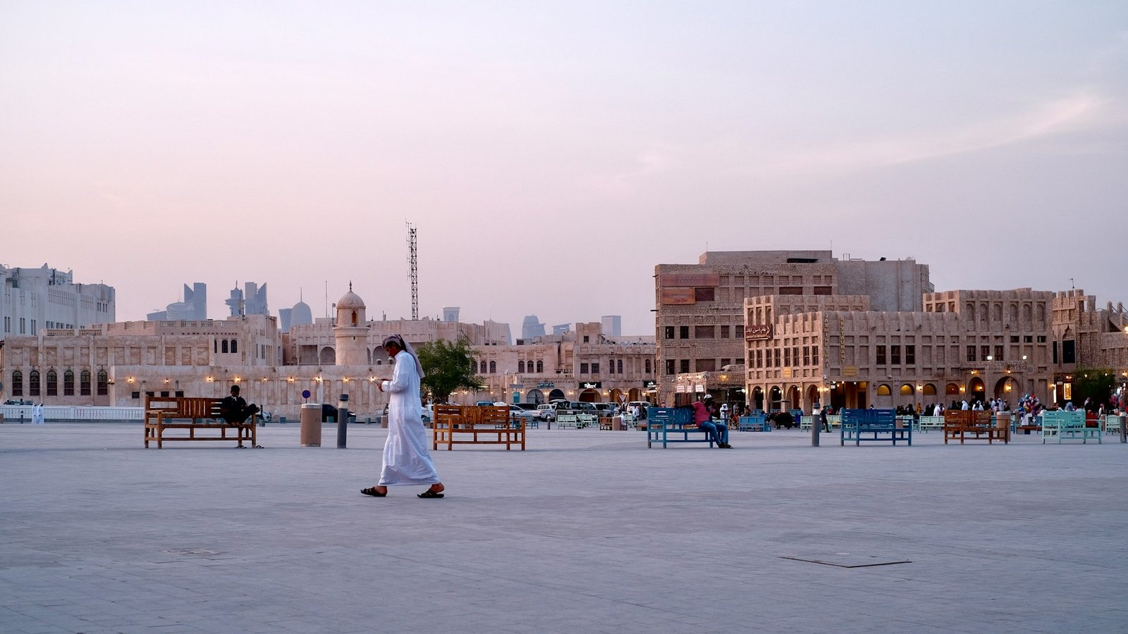 emre-Souq Waqif-unsplash