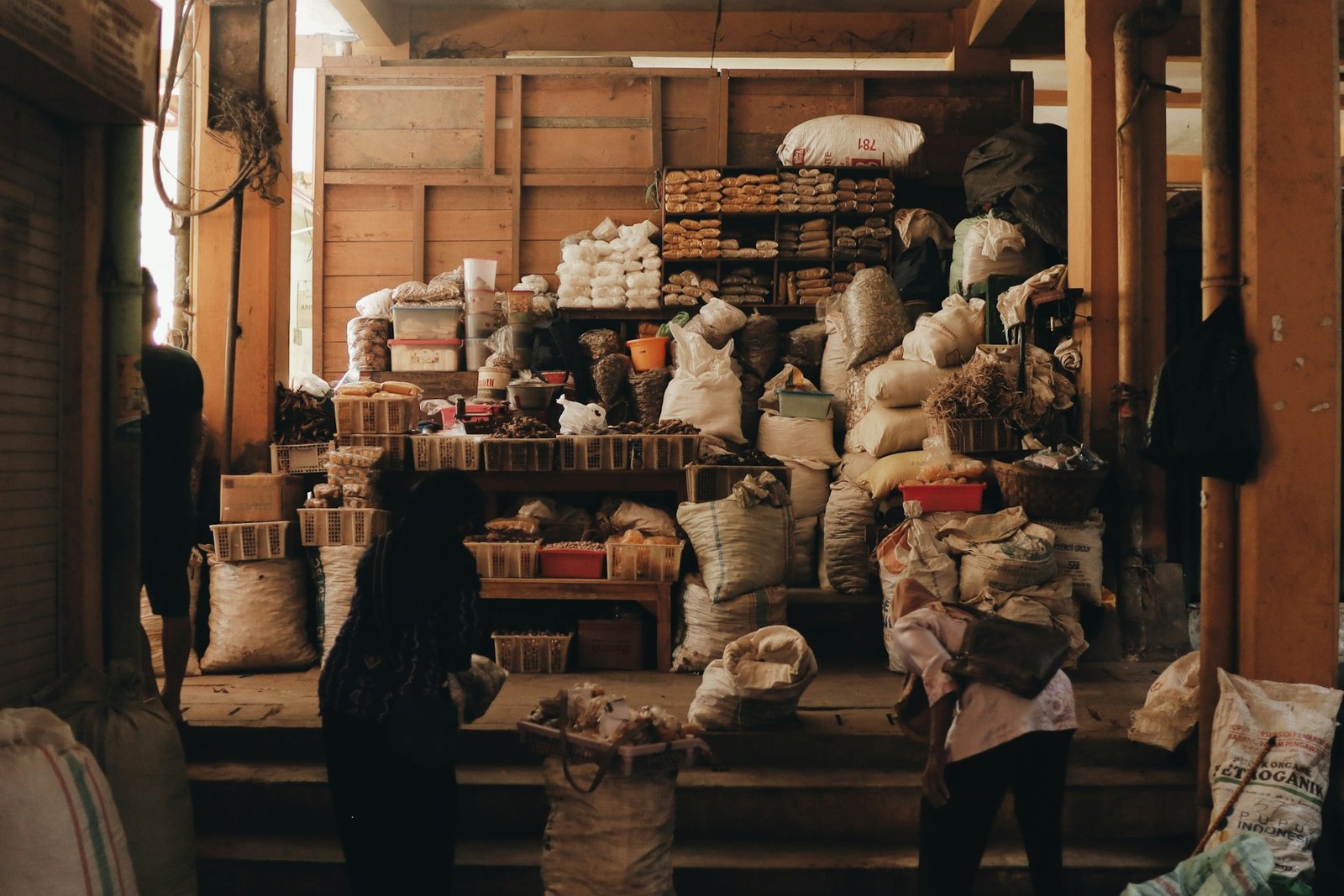 farhan-abas-Beringharjo-unsplash