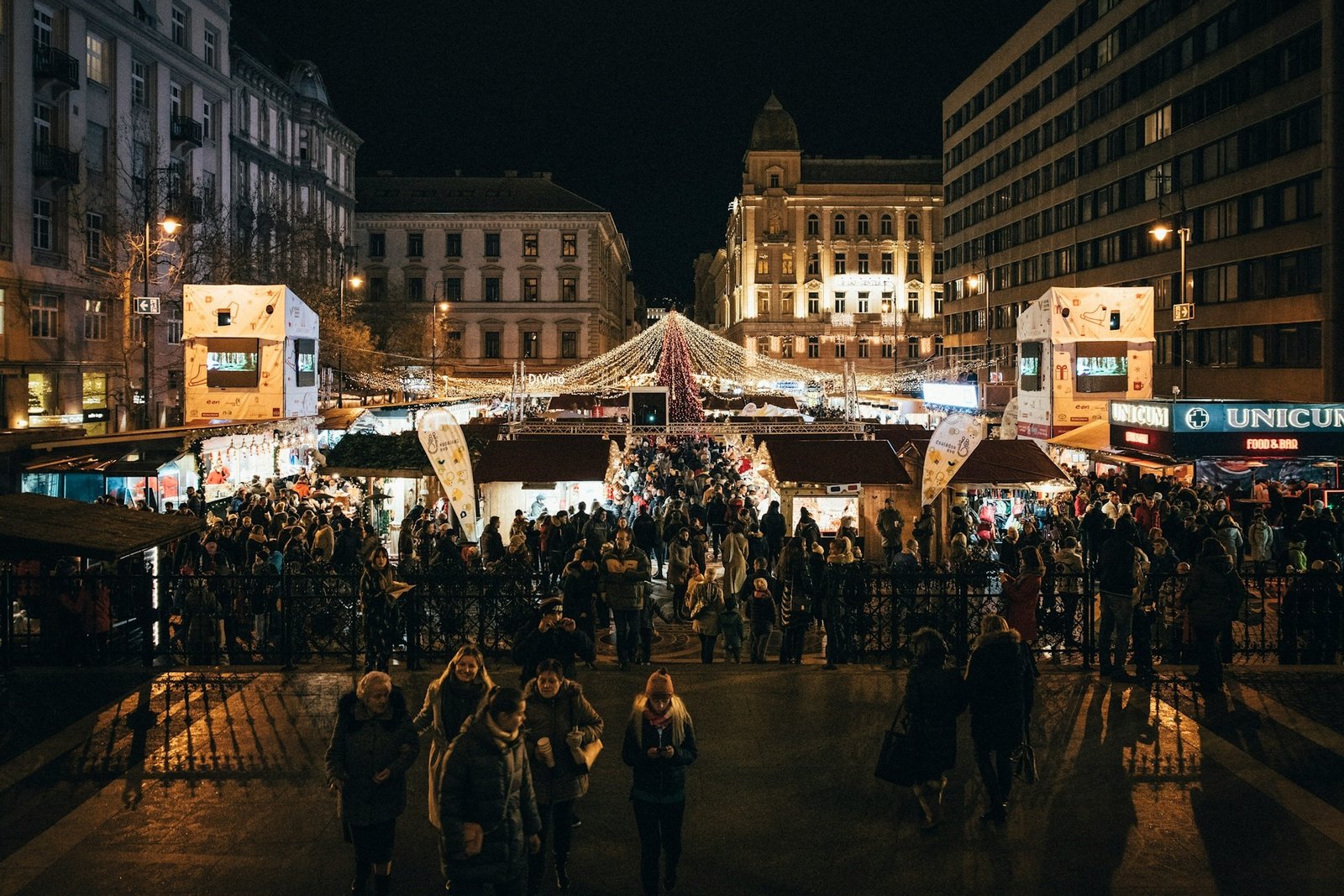 krisztian-tabori-budapest-christmas-unsplash