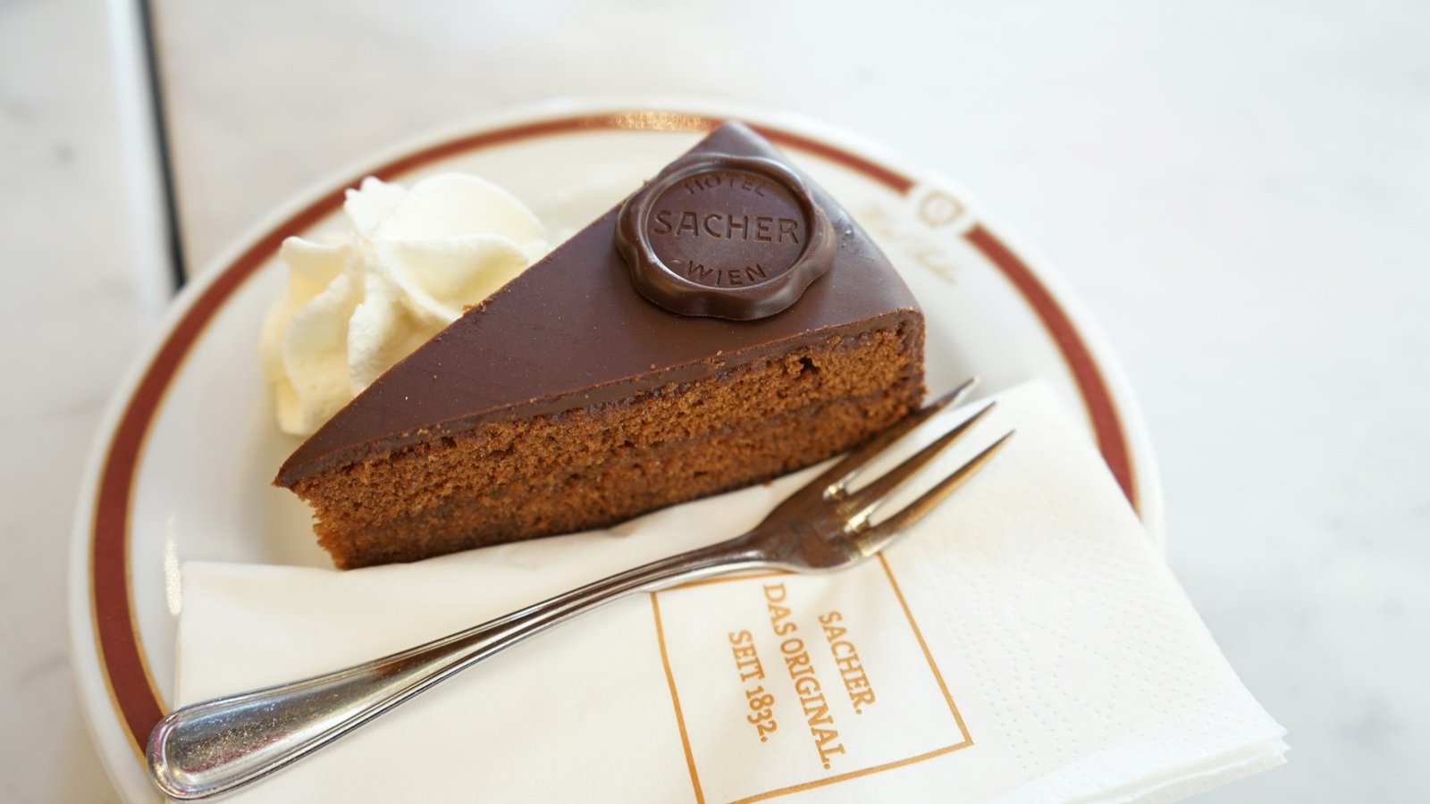 luke-wang-Sachertorte-unsplash