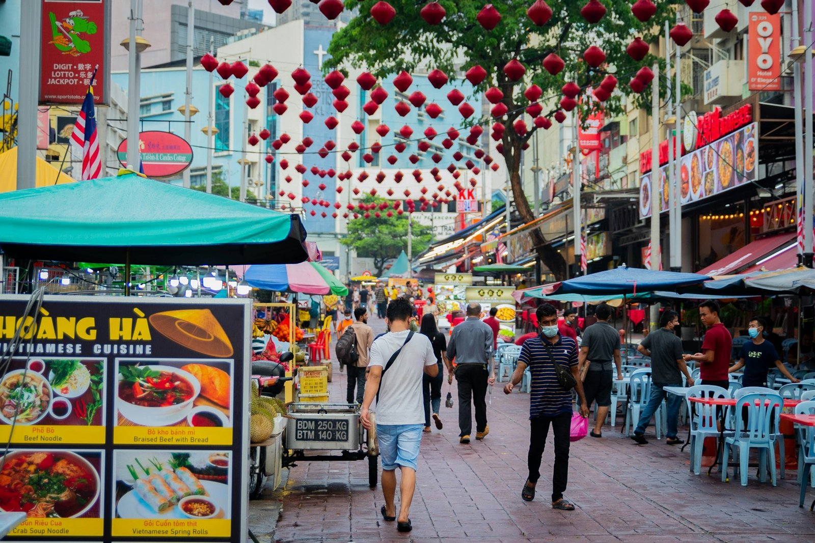 mehdi-ben-BOhxVT-jalan-alor-unsplash