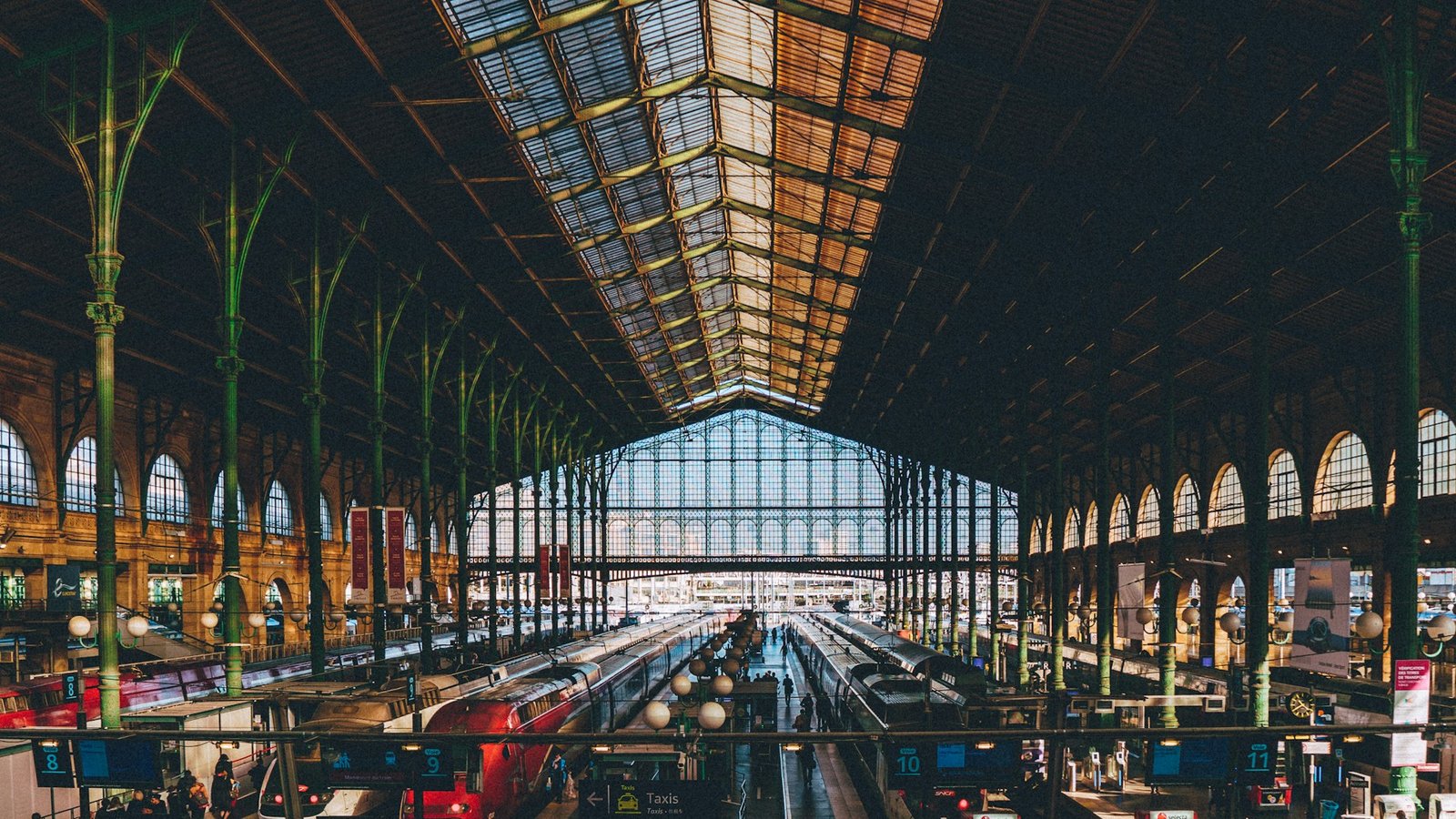 moiz-k-malik-Paris Gare du Nord-unsplash