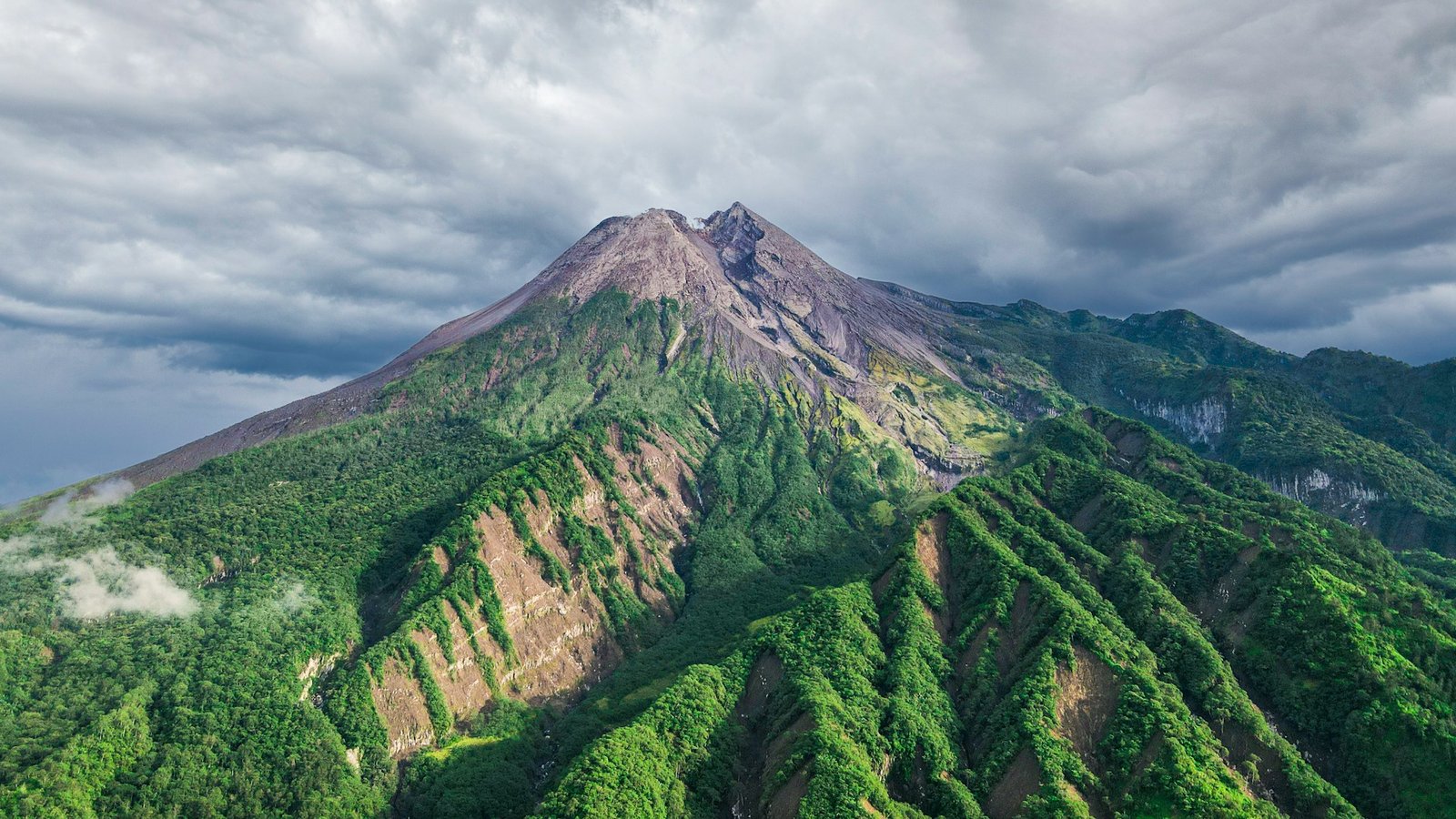 muhammad-azzam-Mount Merapi-unsplash