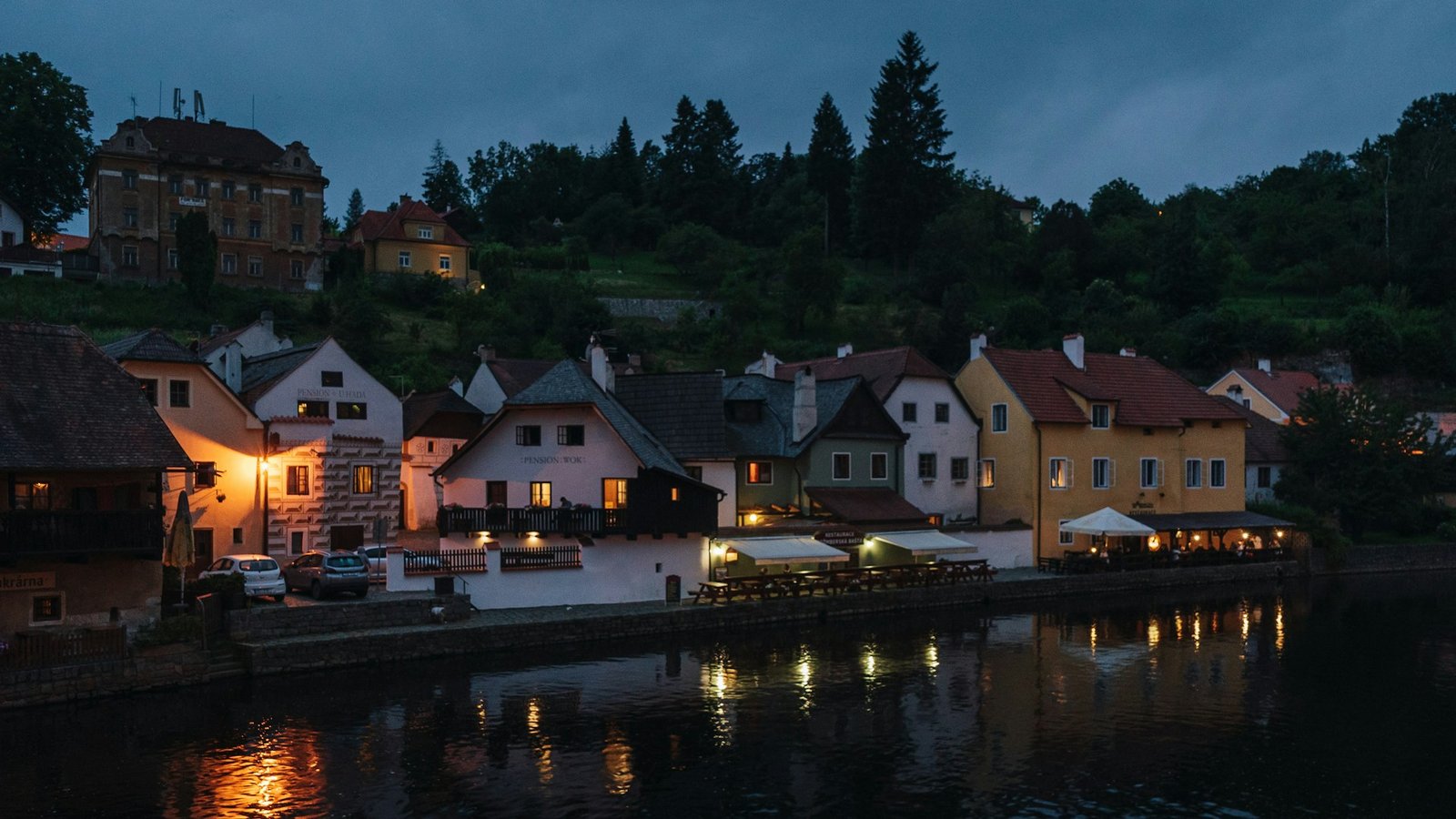nick-night-Český Krumlov night–unsplash
