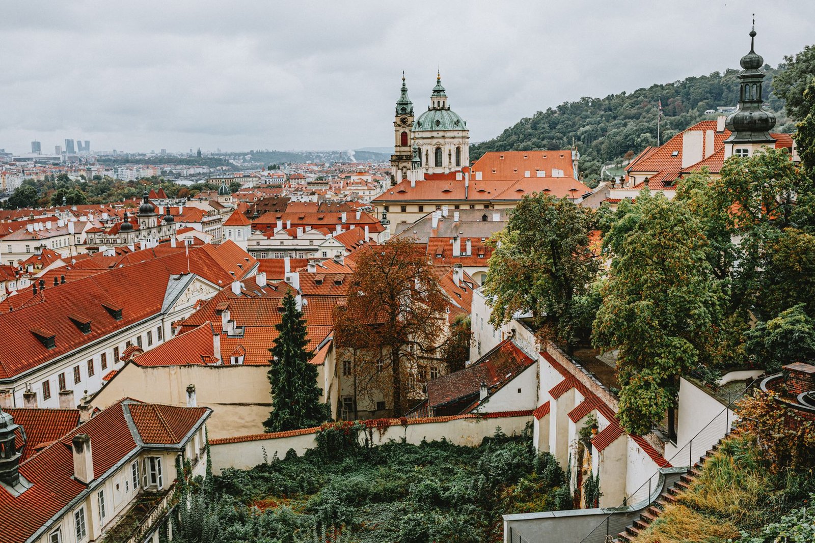 pexels-helen1-mala strana