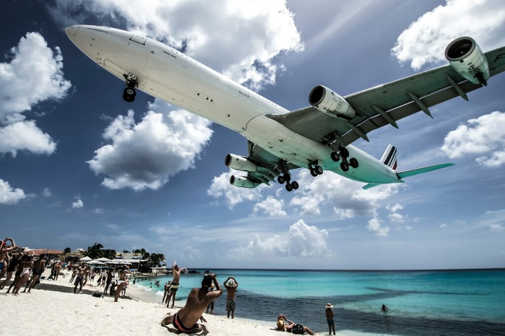 Maho Beach: Η παραλία όπου τα αεροπλάνα περνούν λίγα μέτρα πάνω από το κεφάλι σου