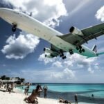 Maho Beach: Η παραλία όπου τα αεροπλάνα περνούν λίγα μέτρα πάνω από το κεφάλι σου