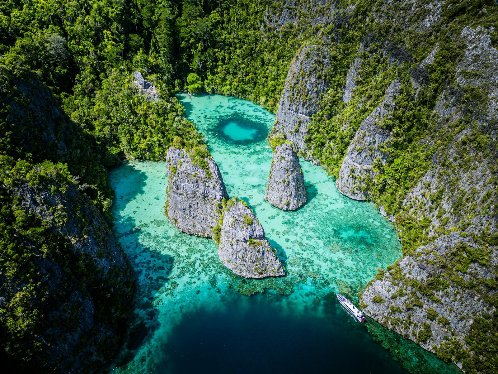 simon-spring-31g-raja-ampat-unsplash