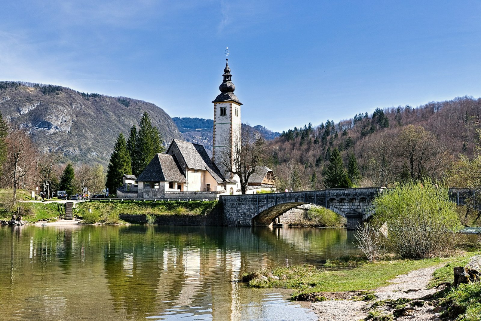zsolt-cserna-Bohinj-unsplash